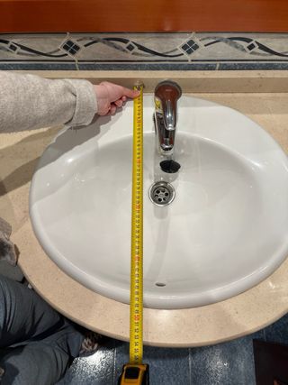 Mueble de baño con lavabo, espejo y estantería