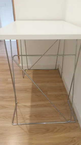 Tavolo con supporti in acciaio inox