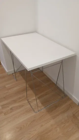 Tavolo con supporti in acciaio inox