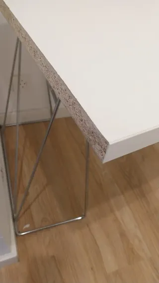 Tavolo con supporti in acciaio inox