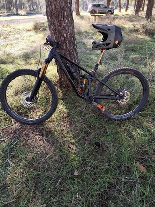Bicicleta Enduro Negra y Dorada FOX