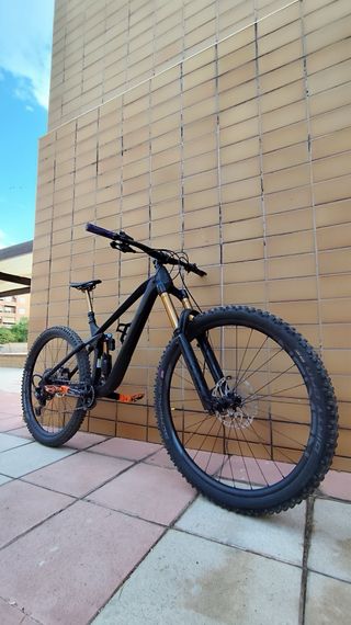 Bicicleta Enduro Negra y Dorada FOX