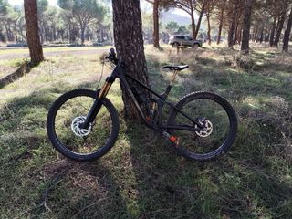 Bicicleta Enduro Negra y Dorada FOX