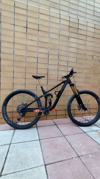 Bicicleta Enduro Negra y Dorada FOX
