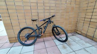 Bicicleta Enduro Negra y Dorada FOX