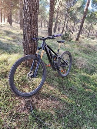 Bicicleta Enduro Negra y Dorada FOX