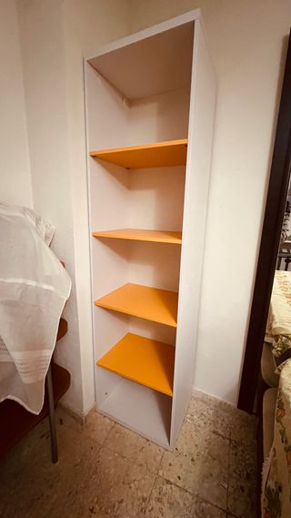 Estantería blanca y naranja 210x50