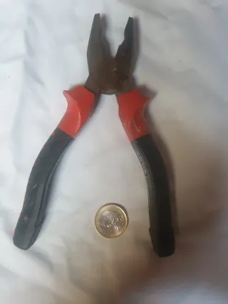 Alicates multiusos con mango ergonómico