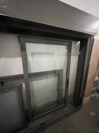 Ventana corredera aluminio gris