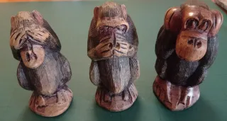 3 scimmiette in legno fatte a mano