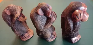 3 scimmiette in legno fatte a mano