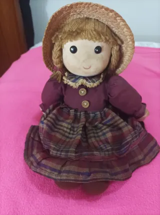 Muñeca antigua de trapo con sombrero