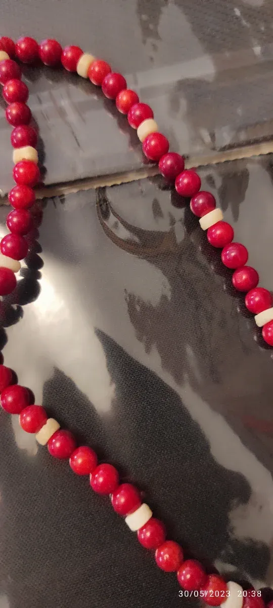 Collar Coral Bambú con adorno de Hueso 80ctms.