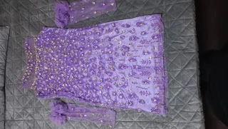 Vestido de fiesta morado con pedrería