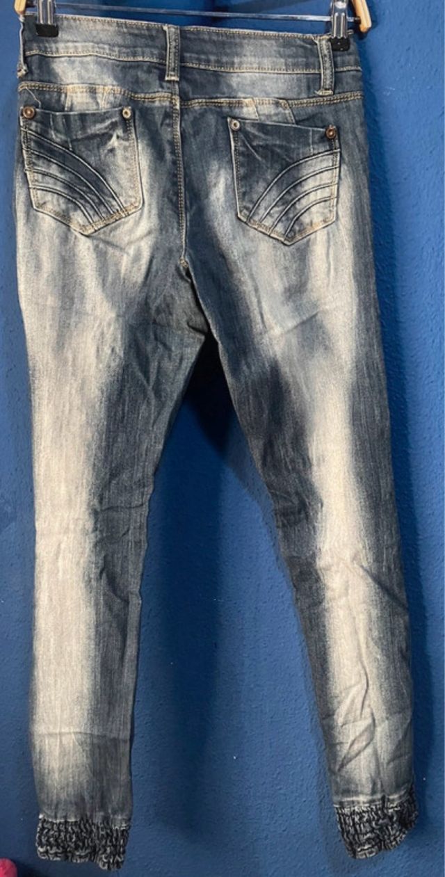 Vaqueros desgastados con detalle