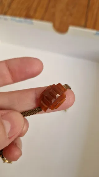 Pulsera de malla con detalle de piedra tallada