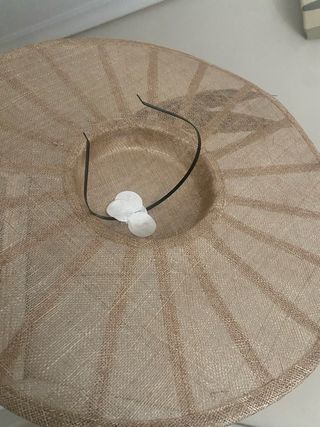 Pamela tocado con plumas de faisán