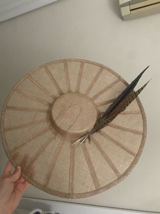 Pamela tocado con plumas de faisán