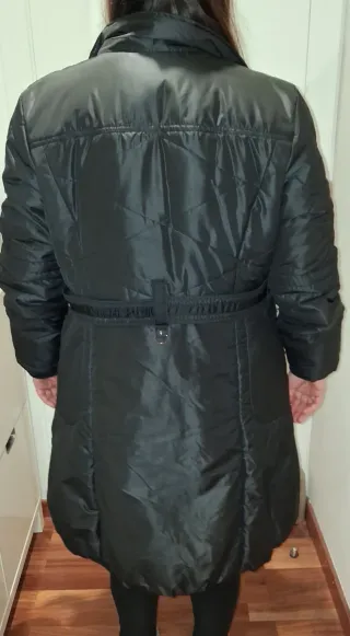 Abrigo-anorak largo negro.