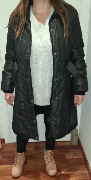 Abrigo-anorak largo negro.