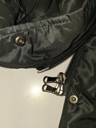 Abrigo-anorak largo negro.