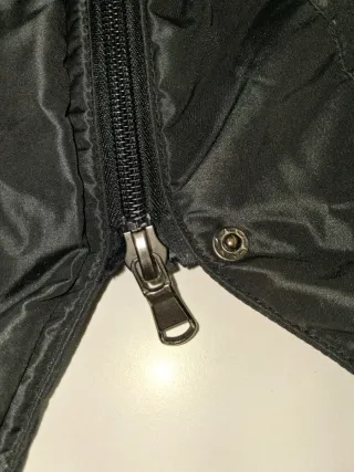 Abrigo-anorak largo negro.