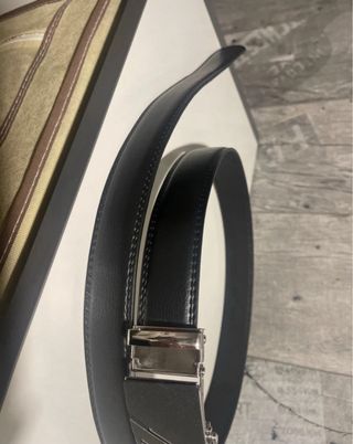 Cinturón hombre  color negro hebilla plateada