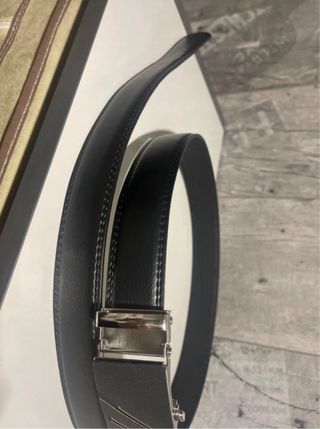 Cinturón hombre  color negro hebilla plateada