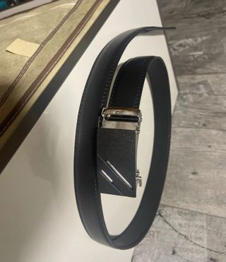 Cinturón hombre  color negro hebilla plateada