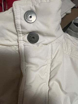 Cazadora blanca con detalles