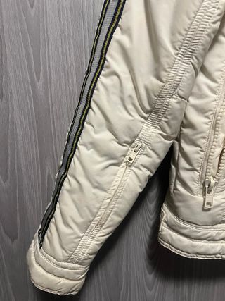 Cazadora blanca con detalles