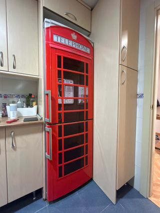 Nevera cabina teléfono roja