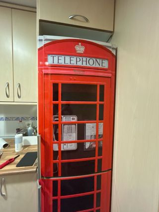 Nevera cabina teléfono roja