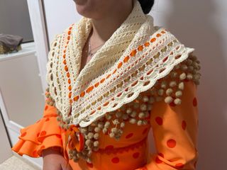 Mantoncillo crochet con madroños
