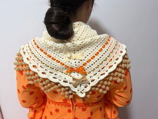 Mantoncillo crochet con madroños