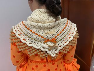 Mantoncillo crochet con madroños