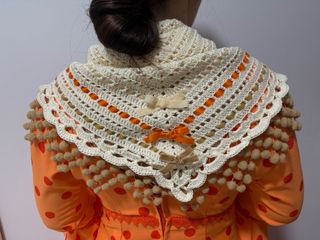 Mantoncillo crochet con madroños