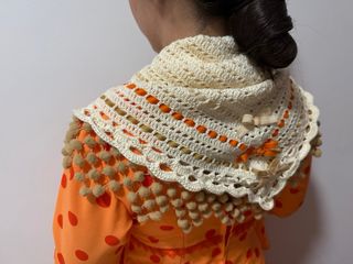 Mantoncillo crochet con madroños