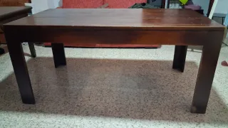 Mesa de comedor de madera oscura