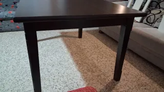 Mesa de comedor de madera oscura