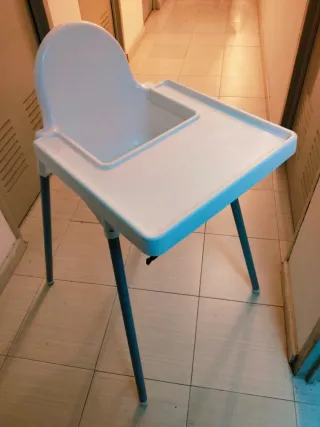 Trona blanca para bebé