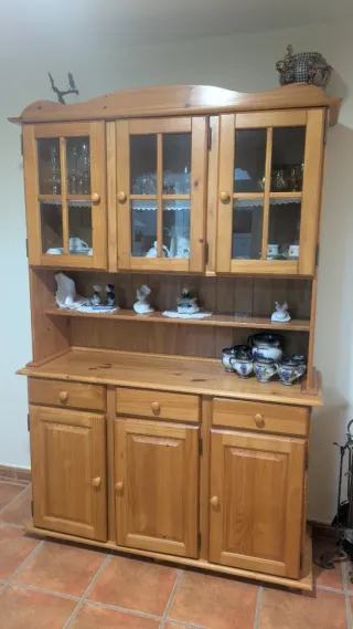 Alacena de madera con vitrina