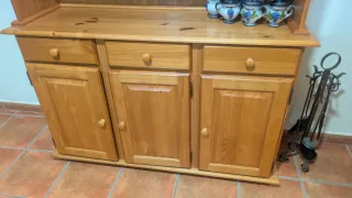 Alacena de madera con vitrina