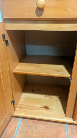 Alacena de madera con vitrina