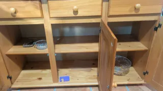 Alacena de madera con vitrina