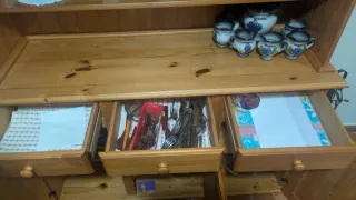 Alacena de madera con vitrina