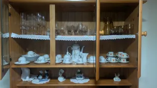 Alacena de madera con vitrina