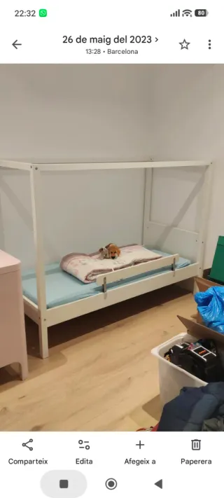 Cama infantil blanca con barrera