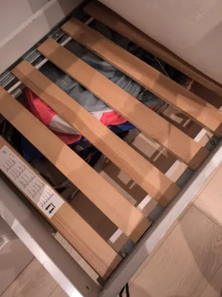 Cama infantil blanca con barrera