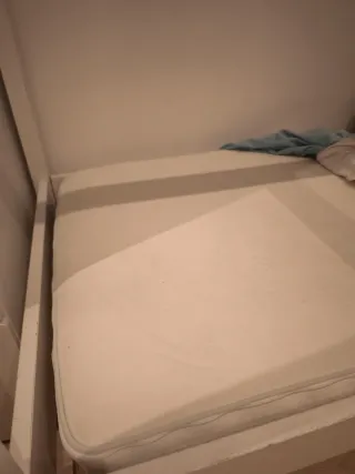 Cama infantil blanca con barrera